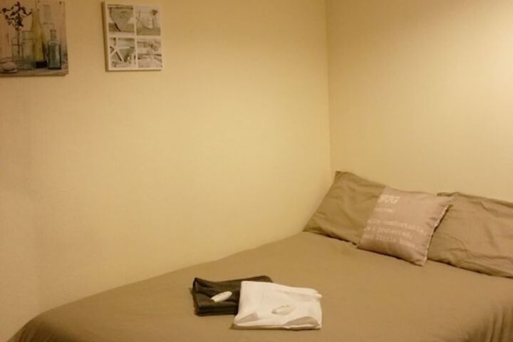 Room 5 of 18