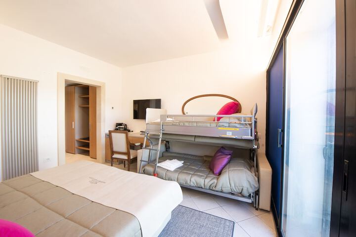 Room 7 of 75