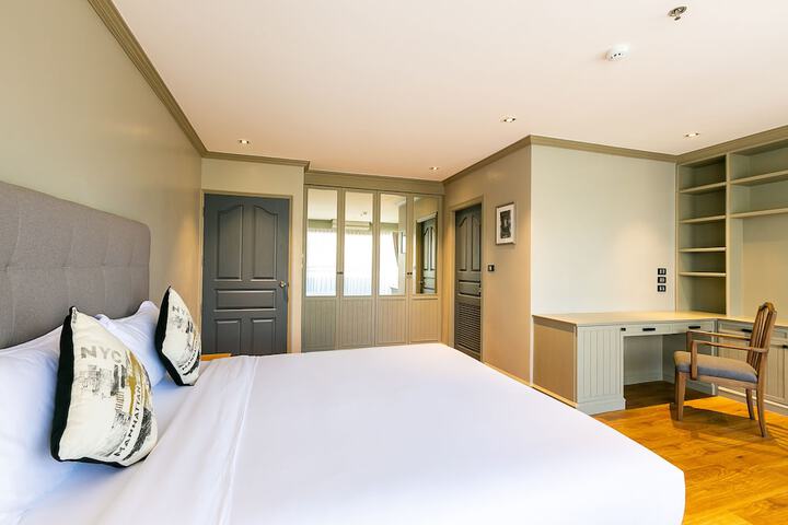 Room 6 of 28