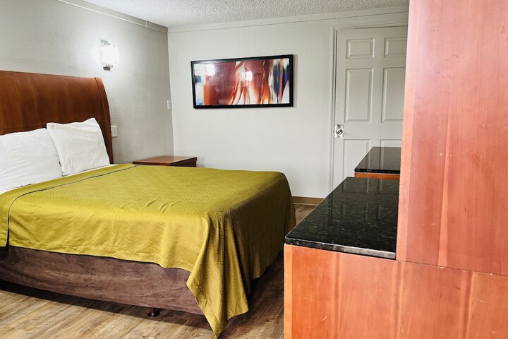 1 King Bed (6 of 19)