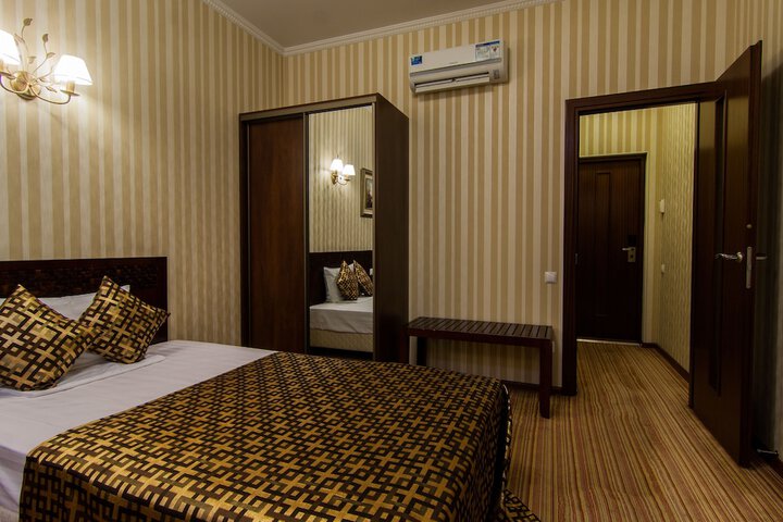 Room 52 of 151