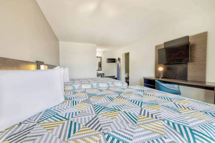 1 Queen Bed Kitchen (7 of 18)