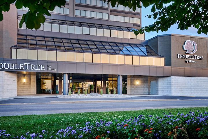 DoubleTree by Hilton Windsor Hotel &  Suites in Windsor, ON