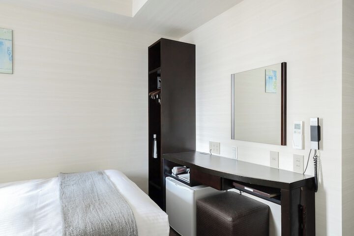 Room 11 of 102