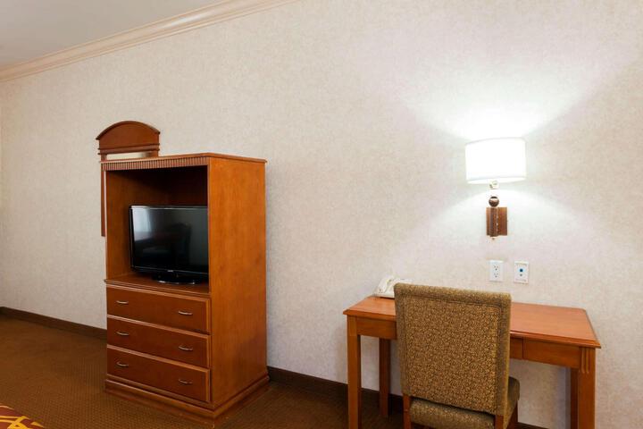 2 Queen Beds (6 of 16)