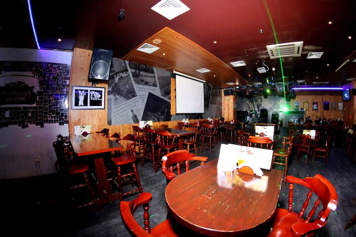 Lounge 72 of 76