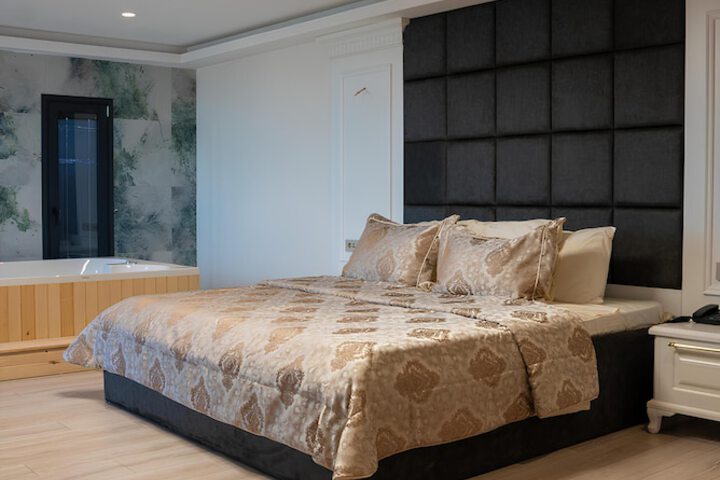 Room 2 of 27