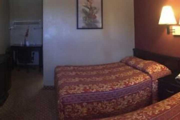 2 Double Beds (3 of 7)
