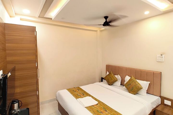 Room 6 of 13
