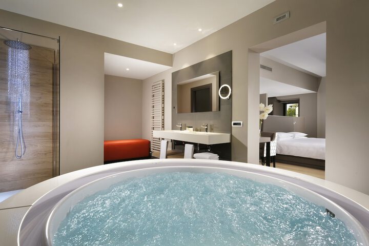 Room 14 of 40