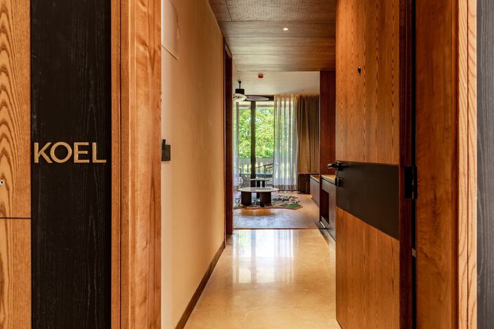 Room 42 of 143