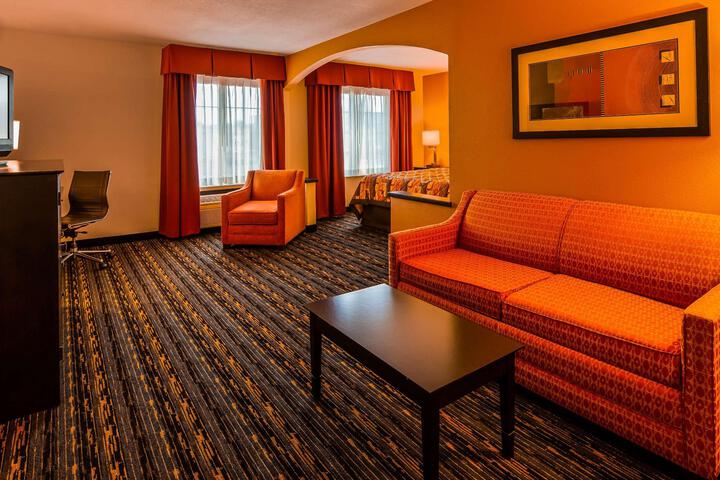 Suite 1 King Bed Larger Room Sofa Bed Microwave and Refrigerator High Speed Internet Accessible Full Breakfast (1 of 8)