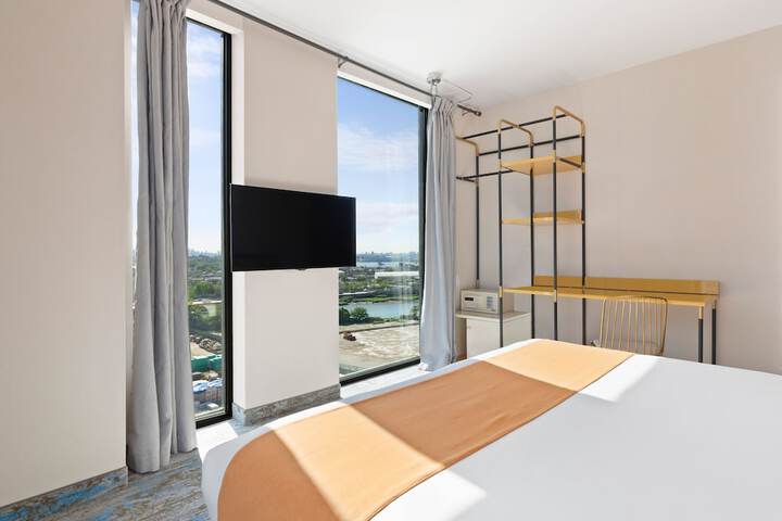 Deluxe King Bed (2 of 12)