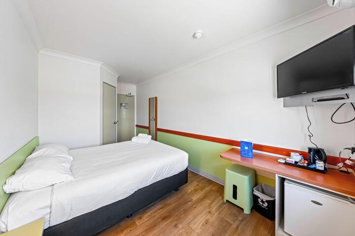 Room 25 of 42