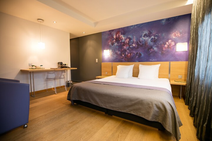 Room 3 of 27