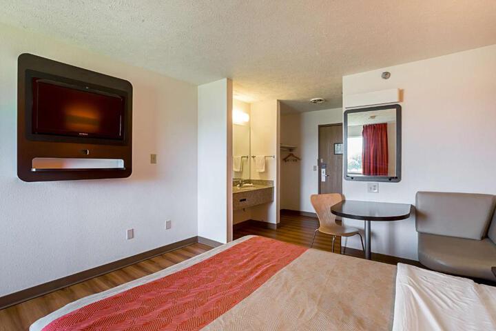 1 Queen Bed (3 of 4)
