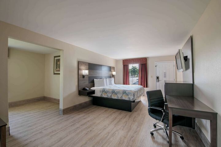 Deluxe Room 1 King Bed Refrigerator, Microwave (4 of 14)