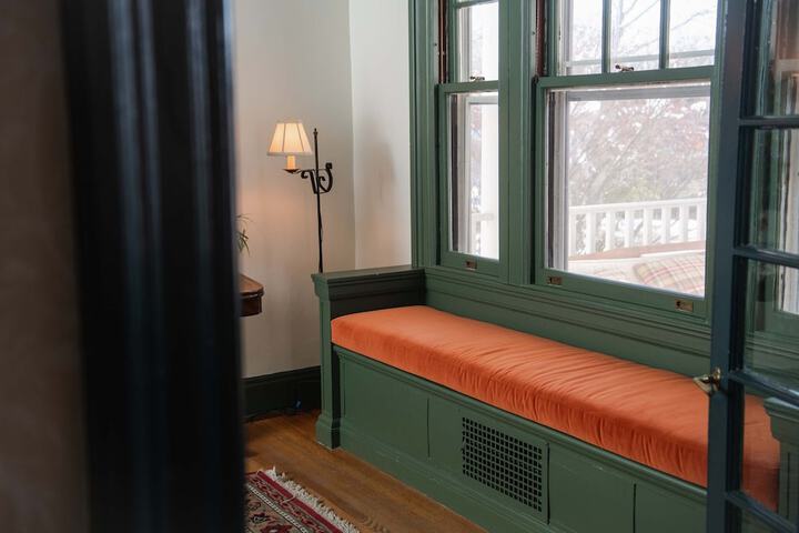 Lounge 53 of 61