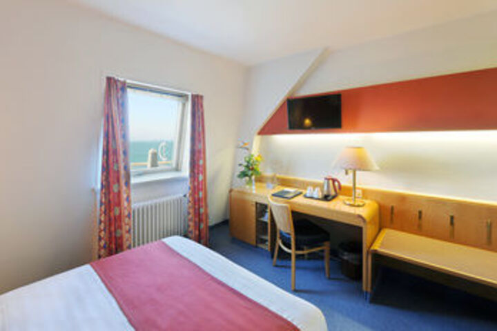Room 40 of 102