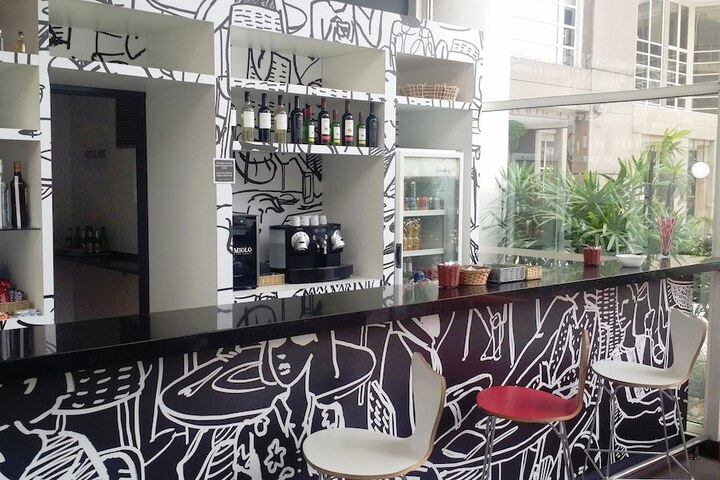 Lounge 76 of 133