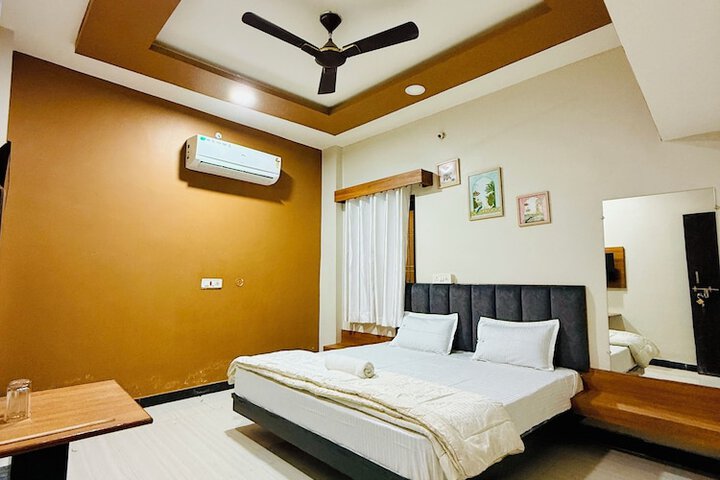 Room 5 of 18