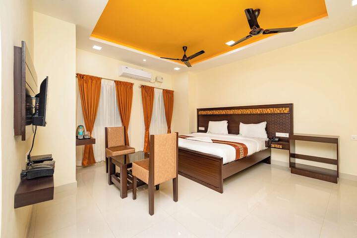 Room 5 of 12
