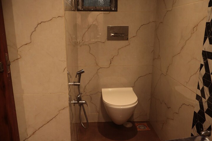 Room 32 of 49