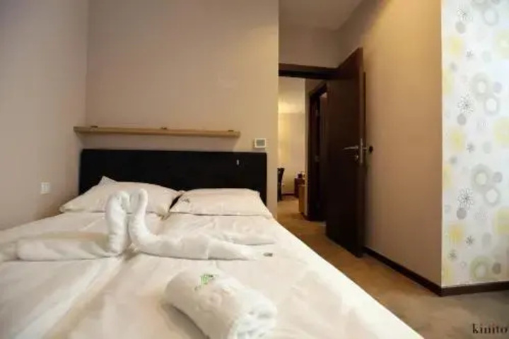 Room 4 of 12