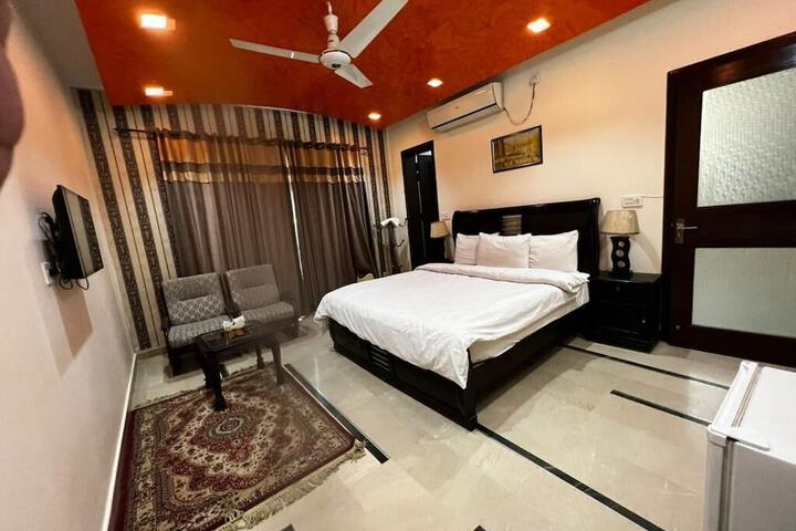 Room 6 of 12