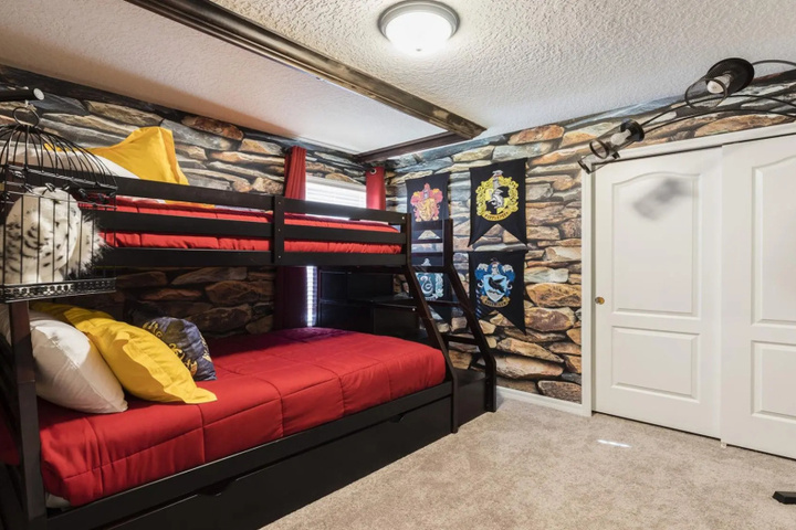 Room 12 of 32