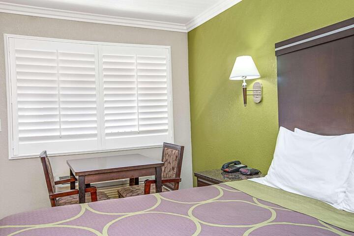 1 King Bed Accessible (18 of 24)