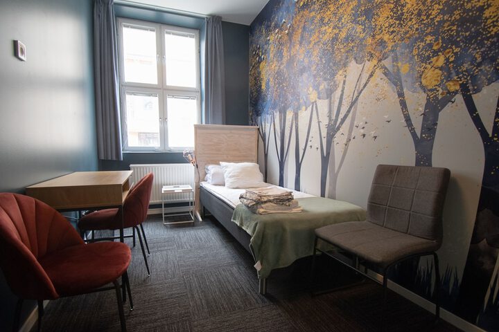 Room 6 of 18