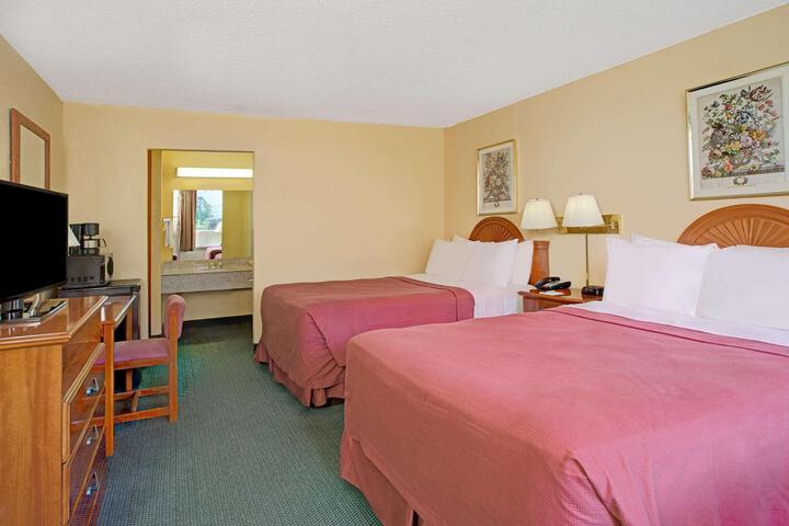 2 Queen Beds (10 of 12)
