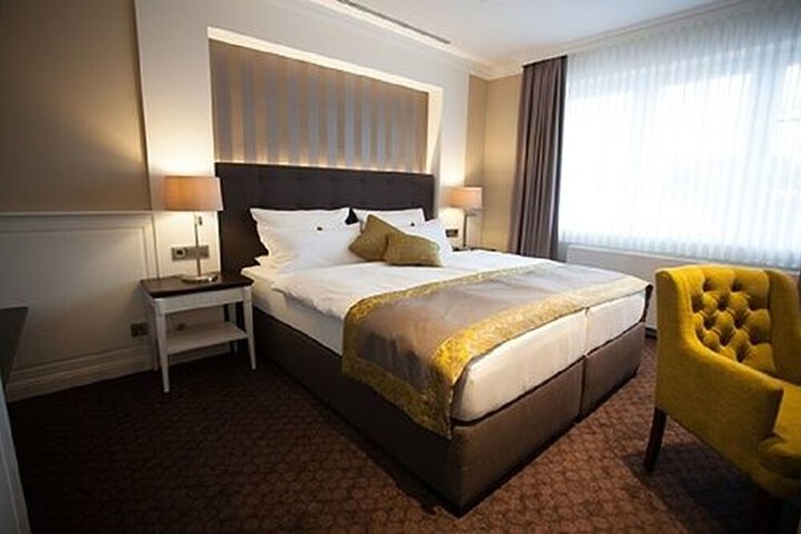 Room 4 of 16