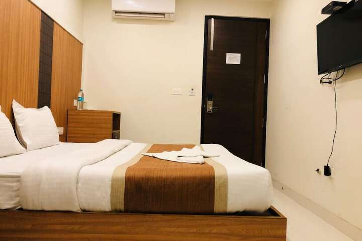 Room 3 of 33