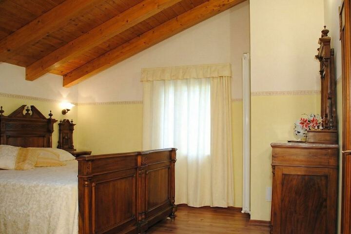 Room 2 of 8