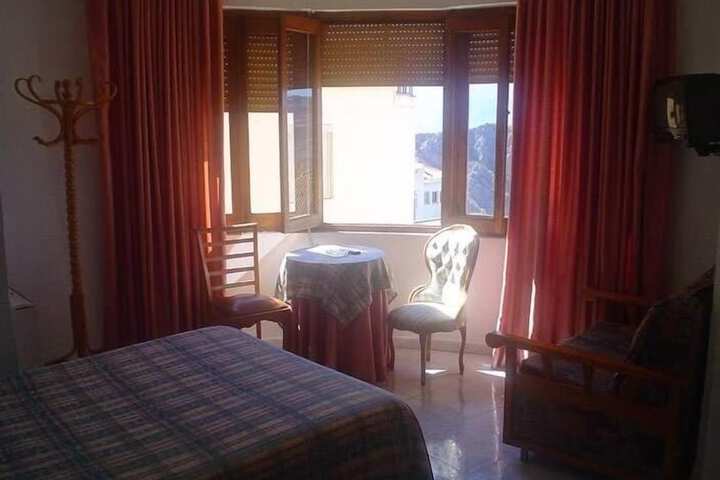 Room 11 of 38