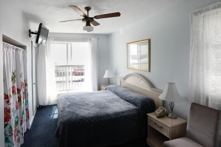 Room 12 of 28