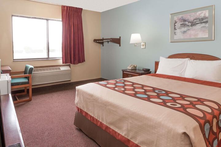 1 Queen Bed Mobility Accessible (8 of 9)