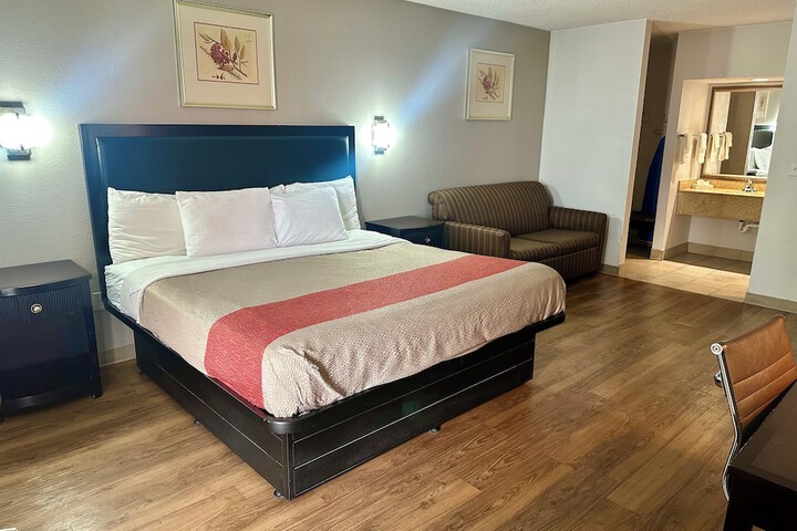 1 King Bed (1 of 13)