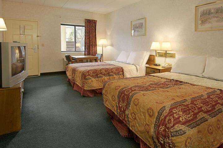 2 Queen Beds (2 of 7)