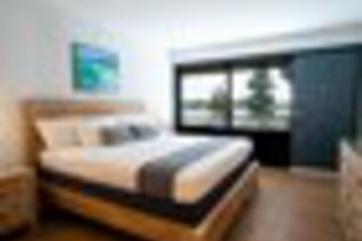 Room 5 of 180