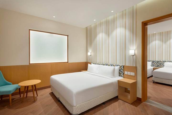 Room 9 of 33