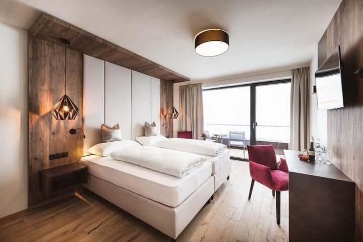 Room 10 of 76