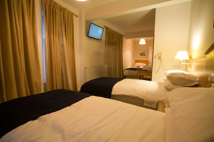 Room 5 of 8