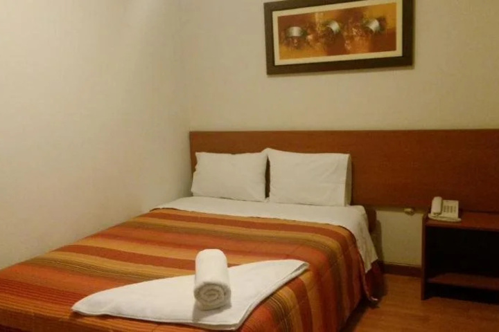 Room 4 of 18