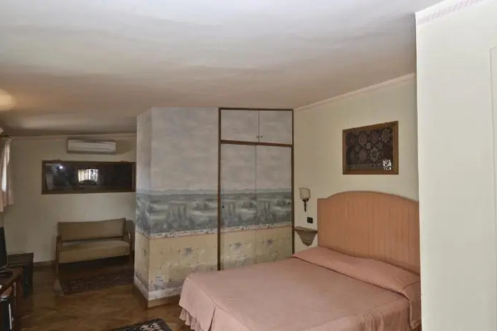 Room 5 of 9