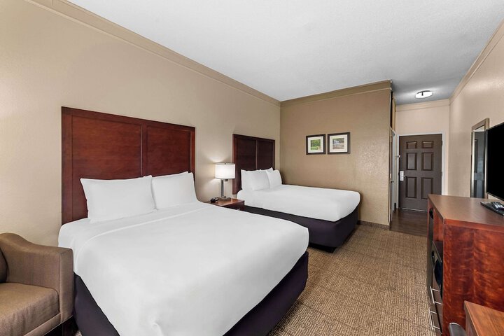 2 Queen Beds Accessible (8 of 9)