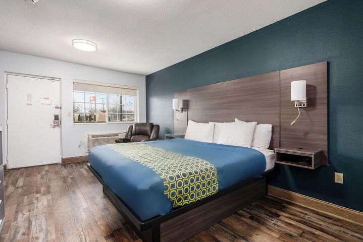 1 Queen Bed (31 of 31)