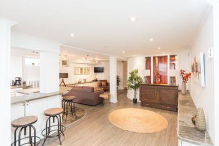 Applewood Suites Bloor & Spadina